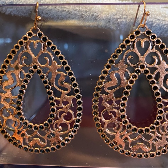 10 pair of lightweight dangle earrings. - Picture 4 of 11